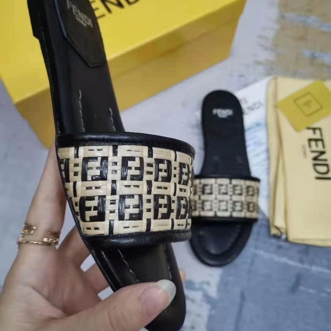 Fendi Slippers Women(AAA)-005
