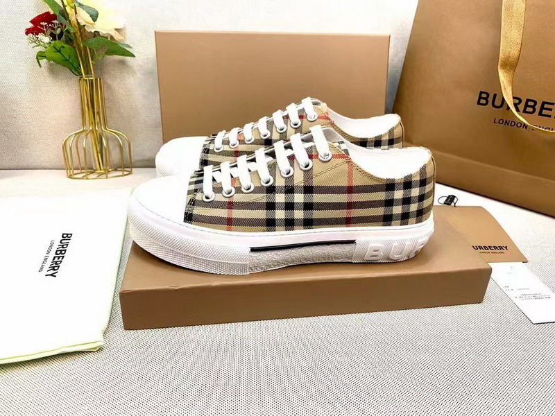 Burberry Shoes(AAA)-005