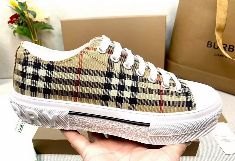 Burberry Shoes(AAA)-005