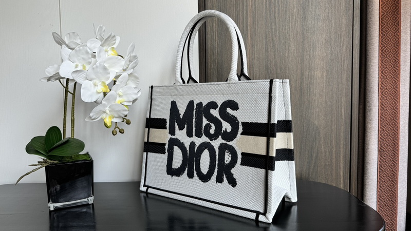 Dior Handbags AAA(Women)-598
