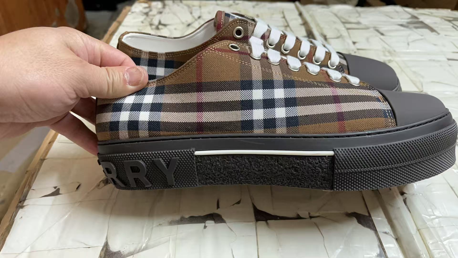 Burberry Shoes(AAA)-012