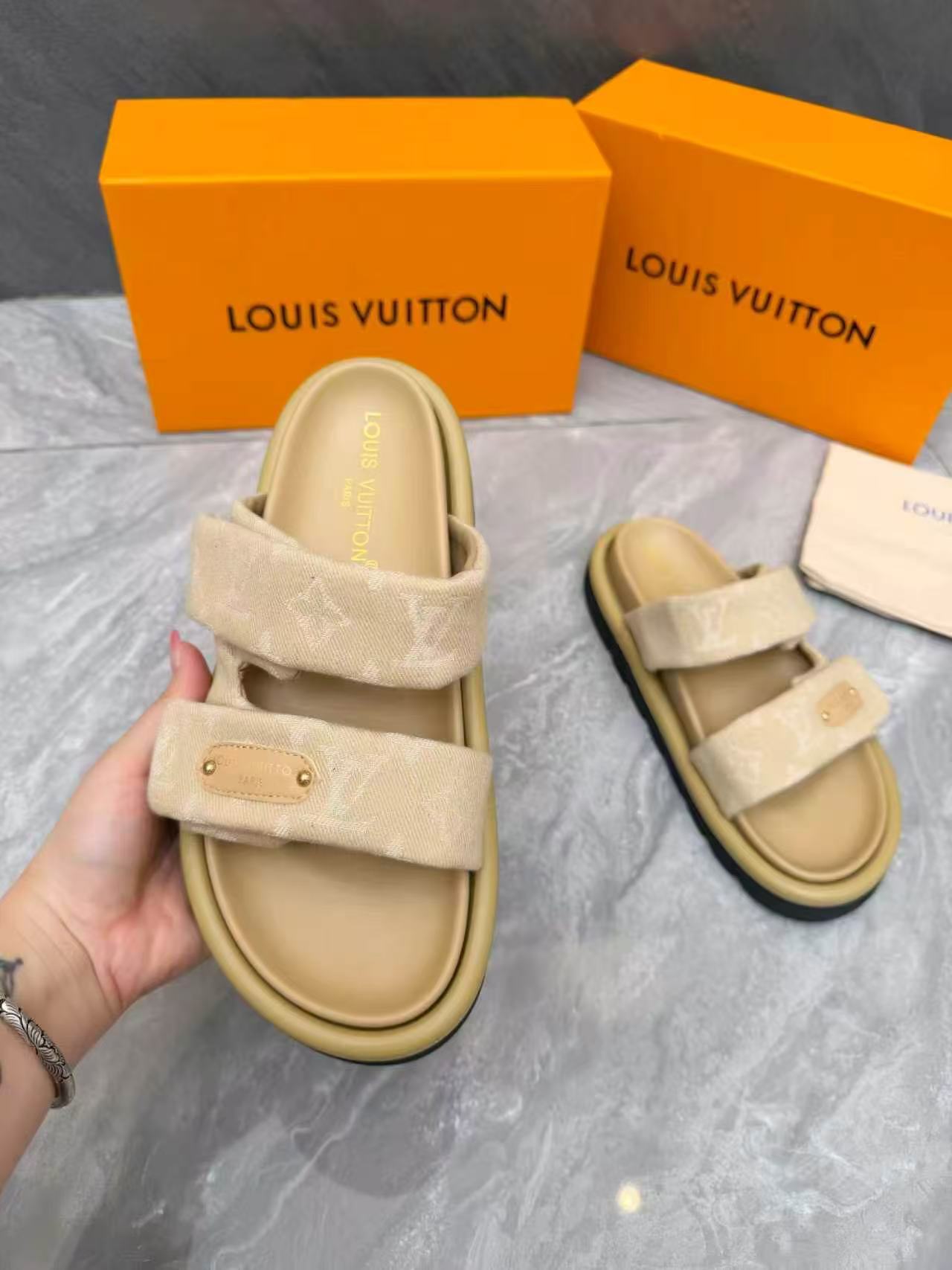 LV Slippers Women(AAA)-033