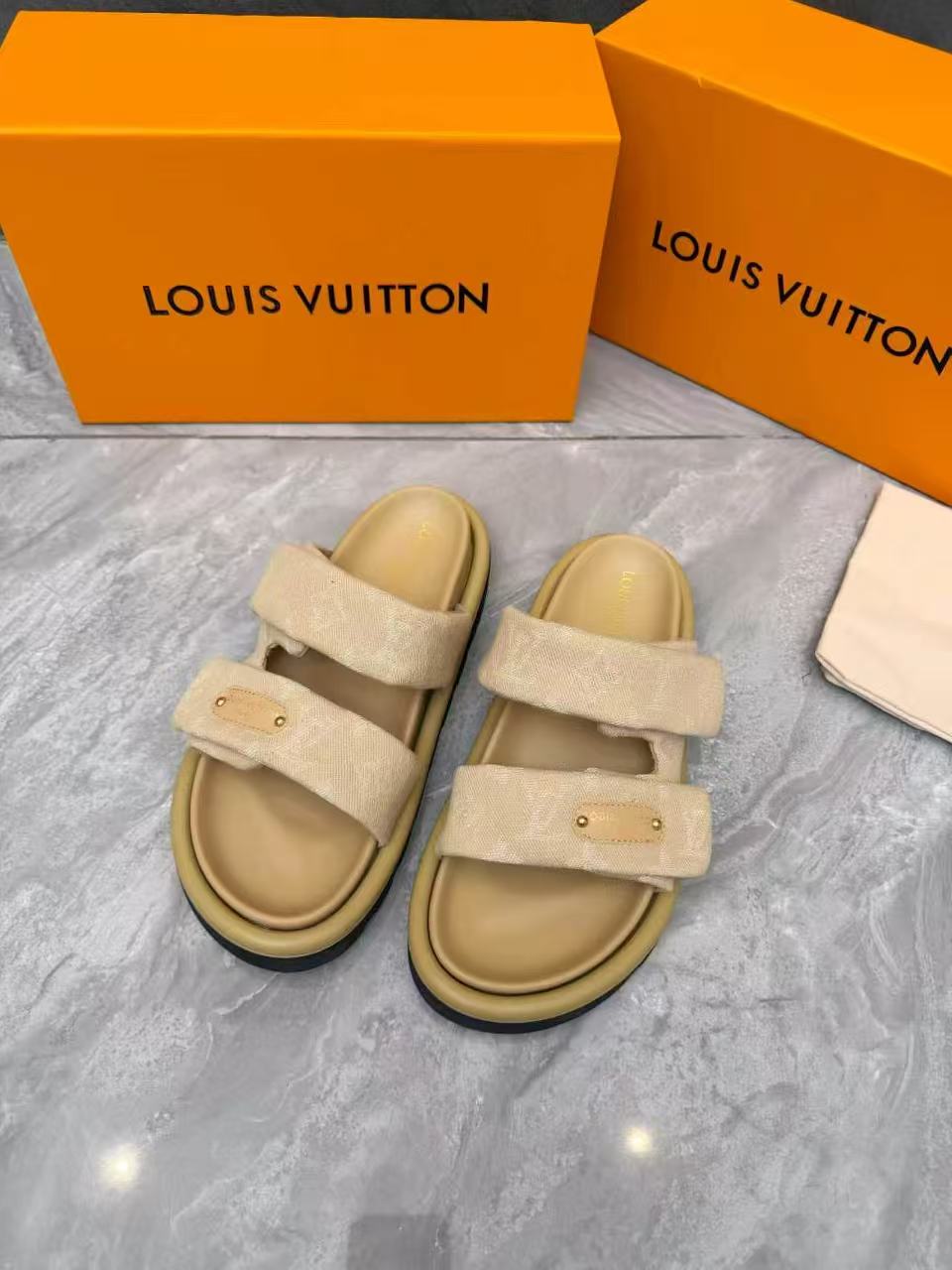 LV Slippers Women(AAA)-033