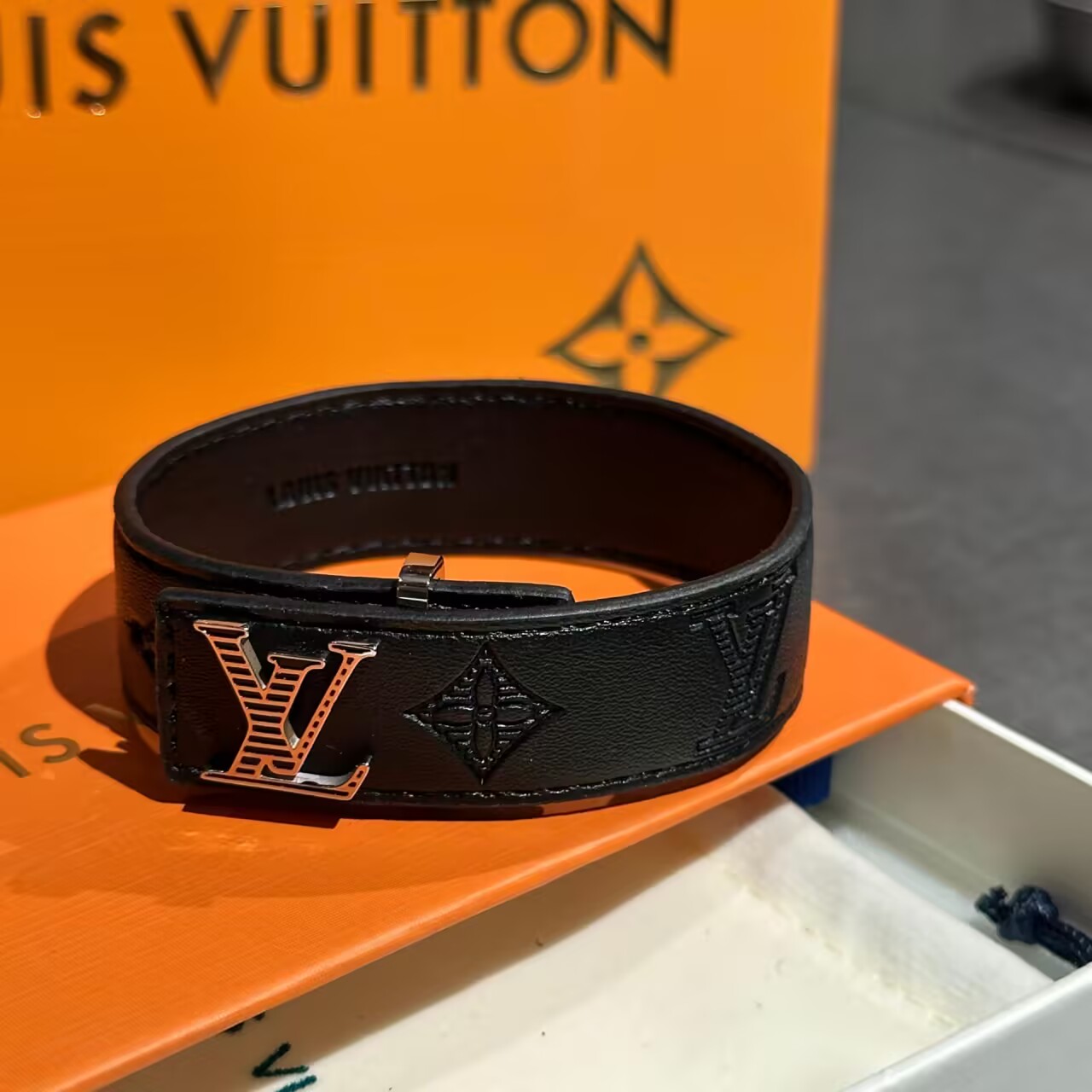 LV Bracelet-010