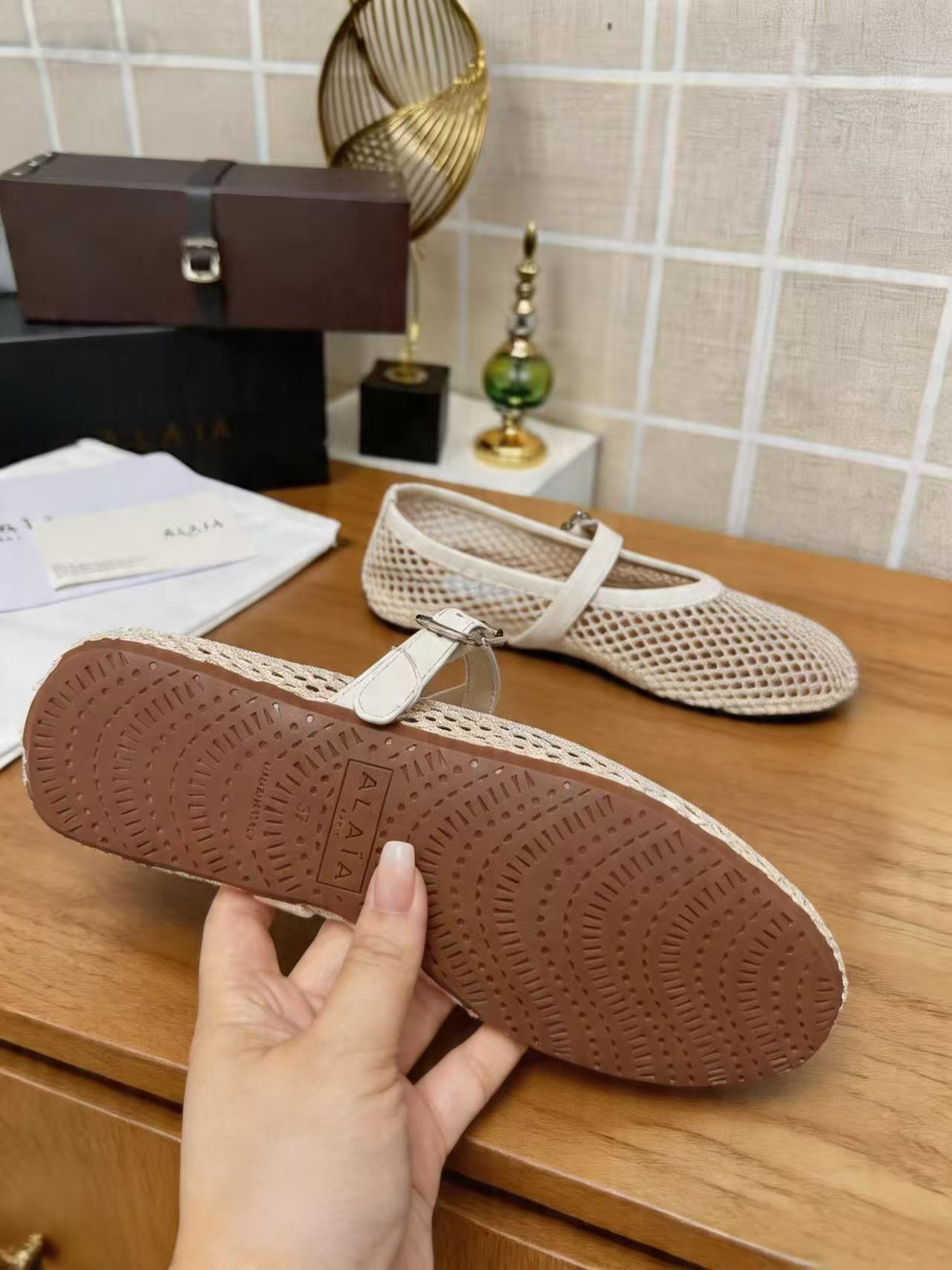 Alaia Shoes AAA(Women)-005