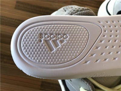 Authentic Adidas Yeezy 700 Boost-001